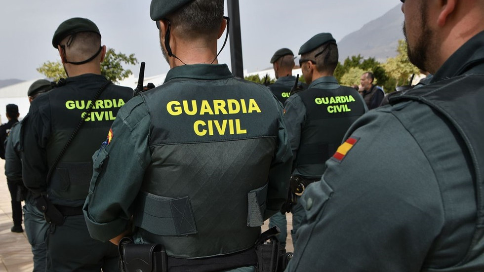 Imagen: Guardia Civil. Agentes de la benemérita  investigando el incendio de un vehículo en el que se encontraba una mujer como un posible caso de violencia de género.