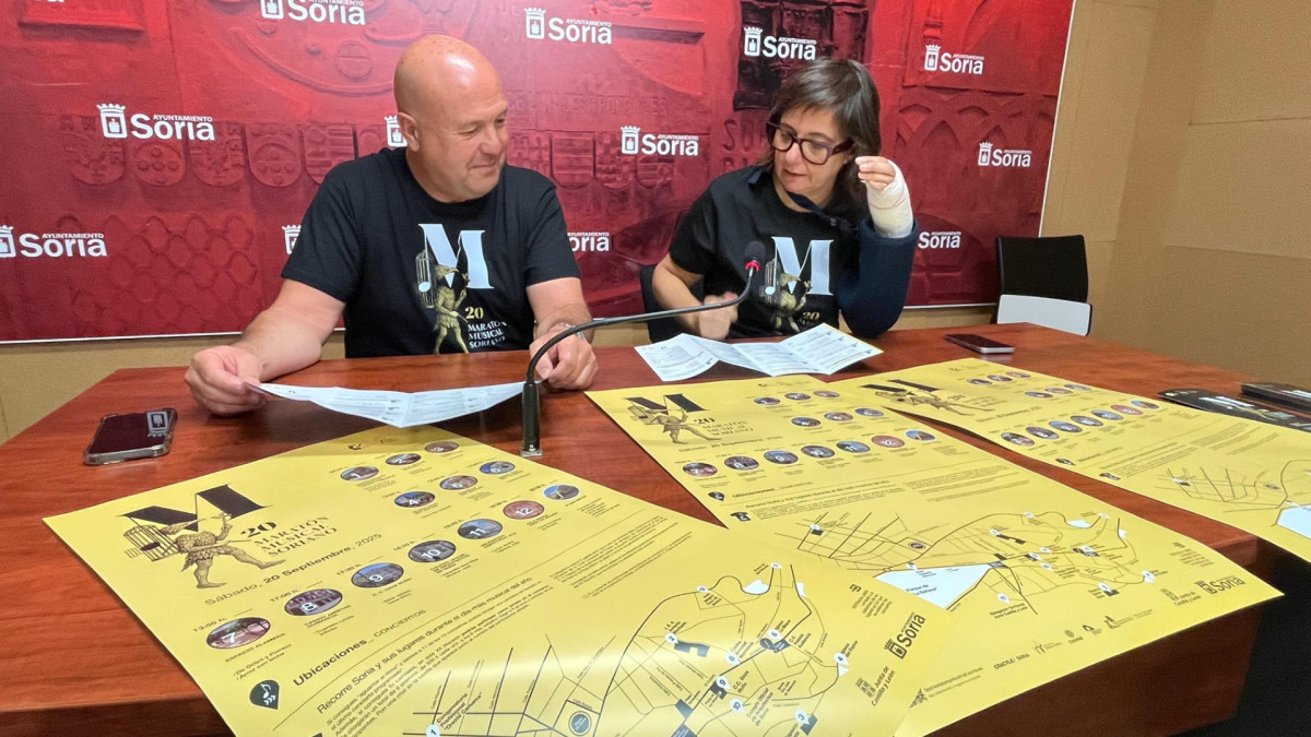 Imagen: José Manuel Aceña, director del Festival, junto a Gloria Gonzalo, concejala de cultura, durante la presentación del Maratón. 