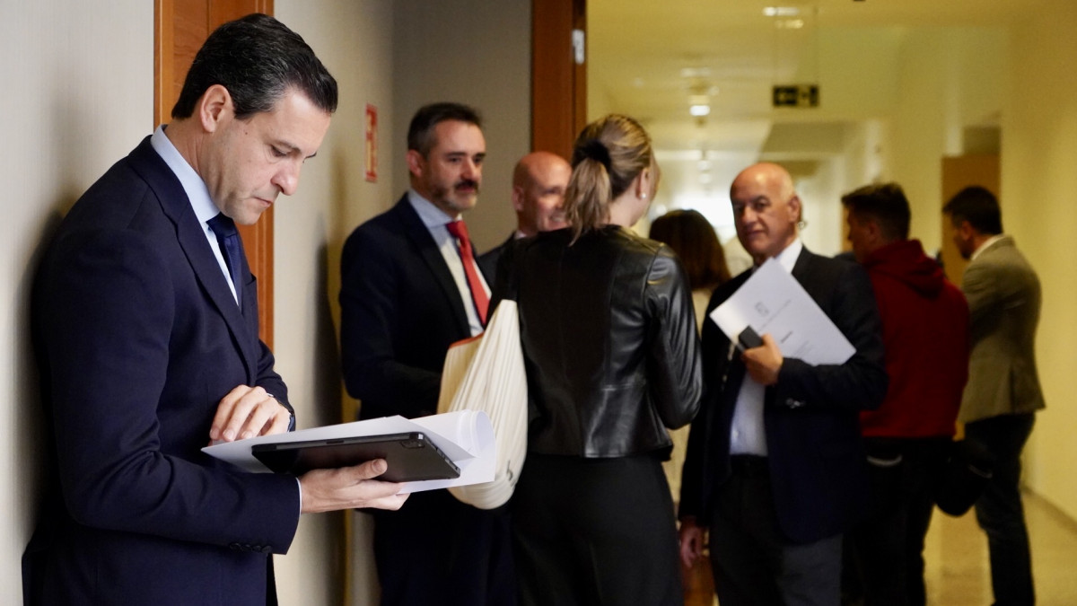 Imagen: Leticia Pérez / ICAL . El portavoz del Grupo Popular, Raúl de la Hoz, momentos antes de entrar a la Junta de Portavoces