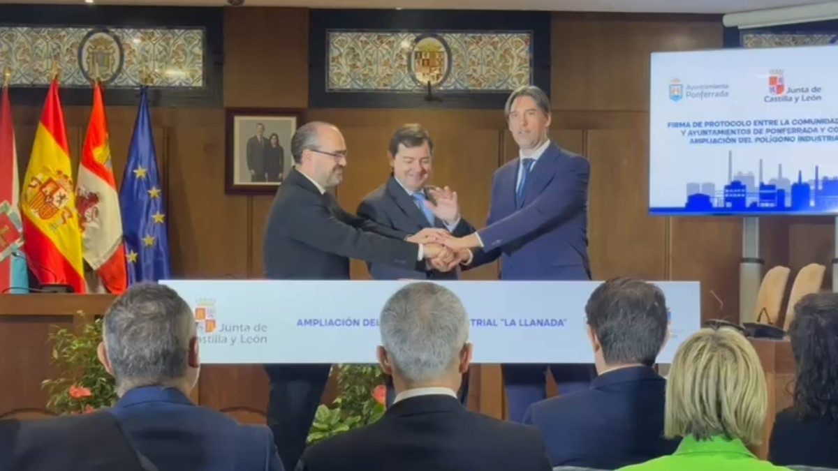 Imagen: Firma del protocolo de La Llanada en el Ayuntamiento de Ponferrada