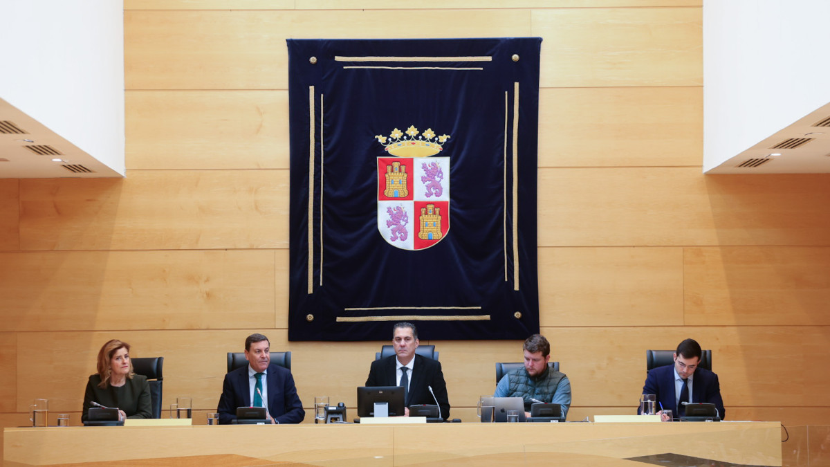 Imagen: El consejero de Economía y Hacienda, Carlos Fernández Carriedo; y miembros de la Mesa de la Comisión de Hacienda antes de su comparecencia en las Cortes.