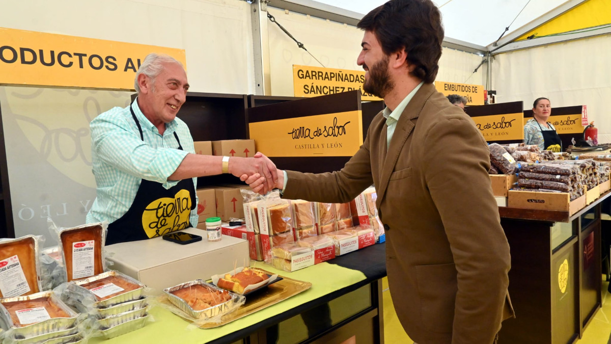 Imagen:  Juan García-Gallardo, vicepresidente de la Junta, conversando con artesanos en la carpa de Tierra de Sabor durante el Salón Internacional del Campo.