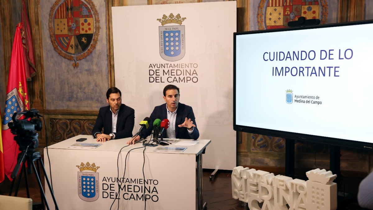 Imagen: ICAL. El alcalde de Medina del Campo, Guzmán Gómez (derecha), presenta los presupuestos municipales para 2026.