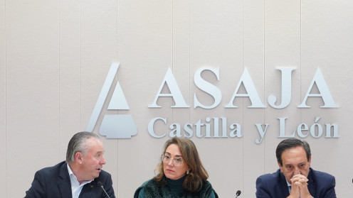 La consejera de Agricultura, Ganadería y Desarrollo Rural, María González Corral, inaugura la nueva sede de Asaja junto al  presidente nacional de la organización, Pedro Barato y el presidente regional Donaciano Dujo. Imagen: ICAL