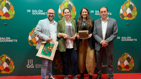 Diego Muñoz y Elena Lucas, sumiller y chef del Restaurante La Lobita, y Ana Carazo, de la Bodega La Loba, junto al presidente de la Diputación, Benito Serrano.