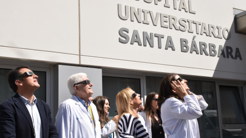 La delegada territorial de la Junta en Soria, Yolanda de Gregorio; la directora médica del Complejo Asistencial Universitario de Soria, Marta León; y el jefe del Servicio de Oftalmología, Carlos Hijar, han presentado la campaña ‘Protege tus ojos durante el eclipse solar’, 