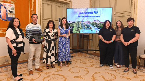 La concejala de Familia e Igualdad de Oportunidades, Miryam Rodríguez, junto a los represantes de ASPAS