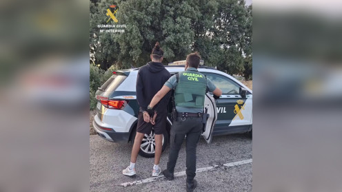 Momento de la detención del presunto autor de los incendios