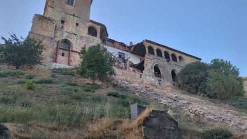 El Palacio de los Hurtados de Mendoza de Almazán (Soria) ha sufrido a primera hora el desplome de su parte trasera.