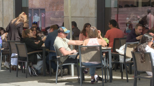 Clientes en una terraza de un establecimiento hostelero