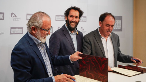 El vicepresidente de Cesefor, José Antonio de Miguel, el director de la entidad, Pablo Sabín, y el presidente de la Diputación de Soria, Benito Serrano, en la firma del convenio. 