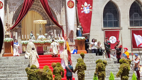 Un momento de la Rendicion de Banderas durante la procesión del Corpus con los Hombres de Musgo