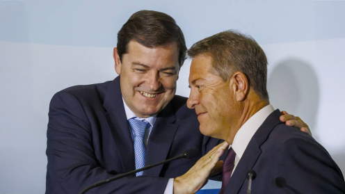 Emiliano García-Page y Alfonso Fernández Mañueco se dan la mano tras firmar el convenio que refuerza la asistencia sanitaria en la frontera de Castilla y León y Castilla-La Mancha.