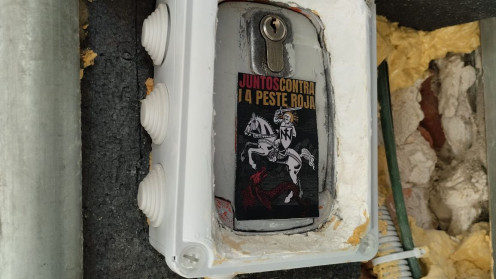 Imagen de una de las pegatinas en la puerta de la sede de CCOO en Soria. 
