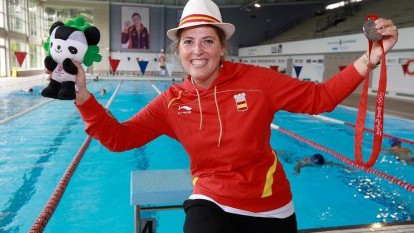 Laura posa con su medalla olímpica