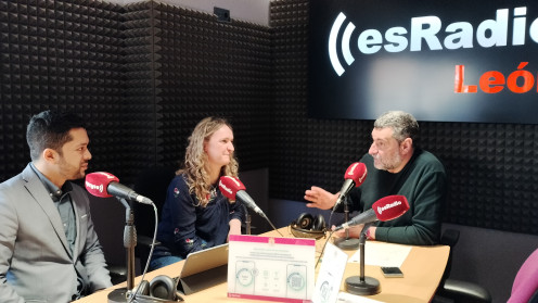 Cristian Sánchez y Marta Carbajo durante la entrevista en el programa Manos Arriba de EsRadio León 