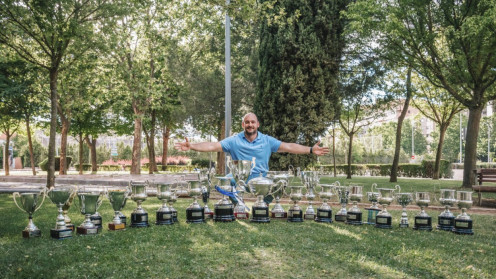 "Peisi" con sus númerosos Trofeos