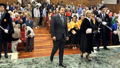 l presidente de la Junta de Castilla y León, Alfonso Fernández Mañueco, junto a la rectora Pilar Garcés en el acto de apertura del curso en la Universidad de Valladolid.