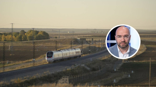 Servicio Media Distancia en un tren Serie 121 de Renfe circulando por la Línea de alta velocidad Valladolid-Palencia-León en el término municipal de Paredes de Nava. Círculo: Carlos Perfecto Pérez, presidente de la Asociación de Usuarios del AVE de Castilla y León 
