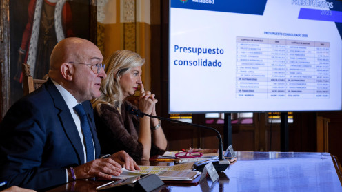 ICAL. El alcalde de Valladolid, Jesús Julio Carnero, presenta junto con la teniente de alcalde, Irene Carvajal, los presupuestos municipales para 2025.