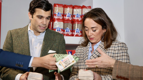La consejera de Agricultura, Ganadería y Desarrollo Rural, María González Corral, visita las instalaciones de Legumbres Luengo.