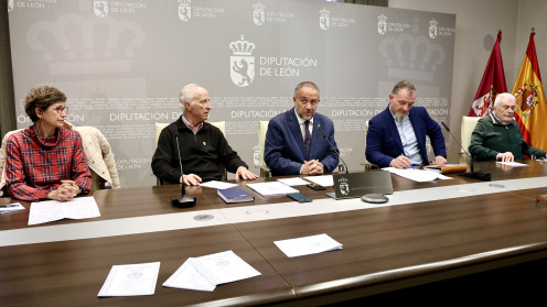 El presidente de la Diputación de León, Gerardo Álvarez Courel. y el diputado de Turtismo, Octavio González, acompañan a los representantes de la sociación de Amigos del Camino de Santiago Pulchra Leonina en la presentación del balance anual de peregrinos. / ICAL 