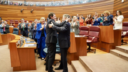 El presidente de la Junta, Alfonso Fernández Mañueco, felicita al nuevo presidente de las Cortes, Francisco Vázquez, tras ser elegido durante la sesión constitutiva de las Cortes de Castilla y León de la XII Legislatura. Leticia Pérez / ICAL 