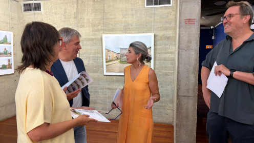 La concejala de Cultura, Gloria Gonzalo y el alcalde, Javier Antón, junto a la directora del Centro Nacional de Fotografía, Mónica Carabias, y el fotógrafo alemán afincado en España Gunnar Knechte. 