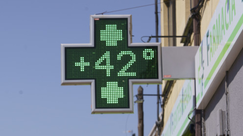 ICAL. Imagen de archivo del termómetro de una farmacia de Castilla y León durante un episodio de calor.