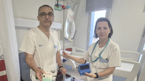 Roberto Álvarez Alonso, enfermero de Urología que ha desarrollado el dispositivo, y la supervisora del servicio, Belén Hernández Romero. 