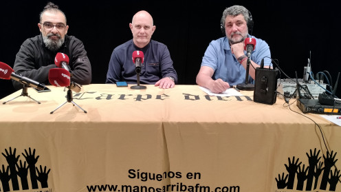 De izda a dcha, Miguel Robles, técnico de producción del Teatro San Francisco de León, Enrique López, responsable de programación del Teatro y Jorge Callado, presentador del programa Manos Arriba