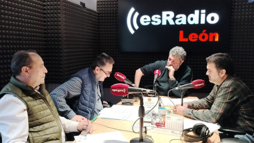 Manuel Martínez, presidente de la Federación Estatal de Sindicatos Veterinarios; Ignacio Tejada García, Técnico Facultativo Veterinario del Servicio Territorial de Agricultura, Ganadería y Desarrollo Rural de León; y Santiago de la Varga Rodríguez, presidente del Sindicato de Veterinarios de León, durante la entrevista