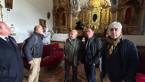 El consejero de Cultura, Turismo y Deporte, Gonzalo Santonja, y el alcalde de Golmayo, Benito Serrano, durante la visita a La Monjía. 
