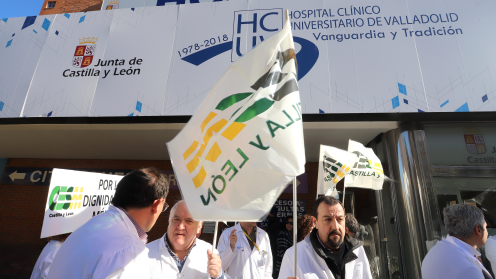 Archivo: CESM convoca concentraciones de diez minutos en todos los centros de salud y hospitales, para denunciar el "desprecio absoluto" de los políticos hacia los profesionales sanitarios y los ciudadanos. En la imagen, sanitarios en el hospital Clínico de Valladolid | Miriam Chacón / ICAL 