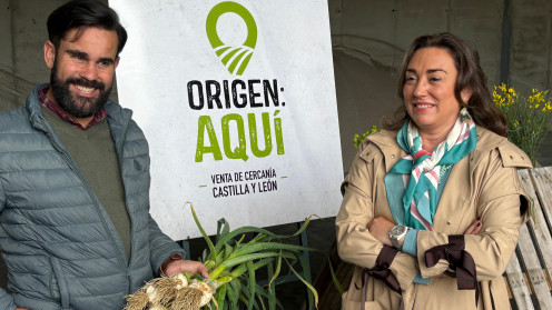 Gustavo Hernández agricultor en la localidad de Cuelgamures, Zamora junto a  la consejera de Agricultura, Ganadería y Desarrollo Rural en funciones, María González Corral.