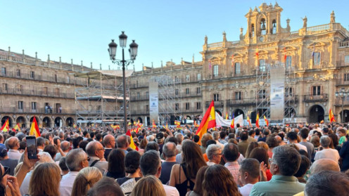 Concentración de miles de personas con banderas de España en la Plaza Mayor de Salamanca apoyando a Ceuta.