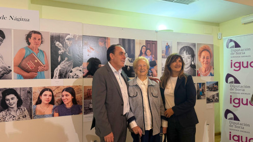 Benito Serrano, presidente de la Diputación de Soria, junto a Laura Prieto, diputada de Servicios Sociales, durante la inauguración de la exposición, junto a Sofía, una de las mujeres protagonistas. 
