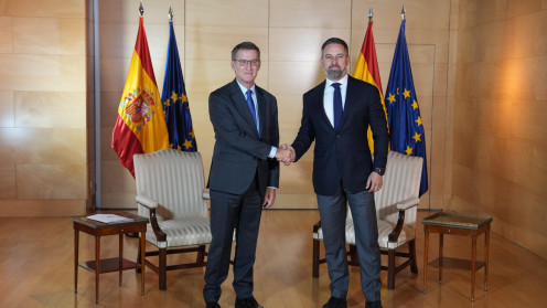 Foto de archivo PP | Apretón de manos entre los líderes de Partido Popular y VOX, Alberto Núñez Feijóo y Santiago Abascal