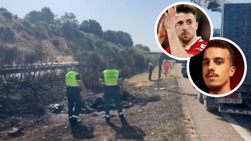 Agentes de la Guardia Civil inspeccionan los restos calcinados del coche. A la derecha:  Diogo Jota y su hermano André