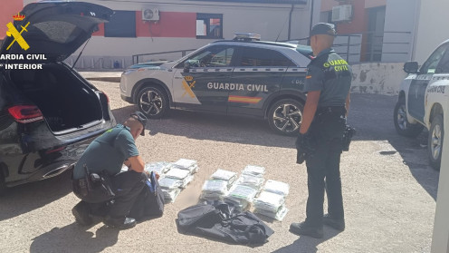 Detenido tras ser sorprendido en Navacarros (Salamanca) con casi 77 kilos de hachís ocultos el coche