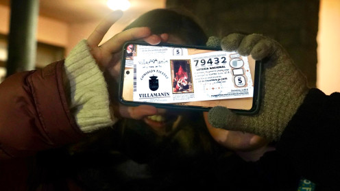 Reunión entre la Comisión de Fiestas de Villamanín y los vecinos premiados con el gordo de la Lotería de Navidad / ICAL 