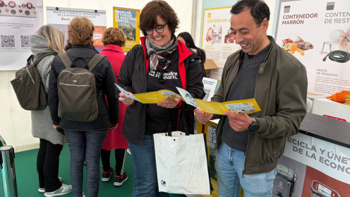 Ana Alegre, concejala de Medio Ambiente, junto a Fernando Baena, de la empresa Valoriza, en la carpa del reciclaje.  