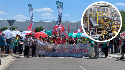 Empleados concentrados en las puertas de la fábrica de Renault en Valladolid durante los paros convocados por el convenio colectivo