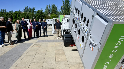 La consejera de Medio Ambiente y Energía, María González Corral, asiste al acto de entrega de puntos limpios  móviles a los ayuntamientos de León, San Andrés del Rabanedo y Valverde de la Virgen, además de la Diputación de León / ICAL