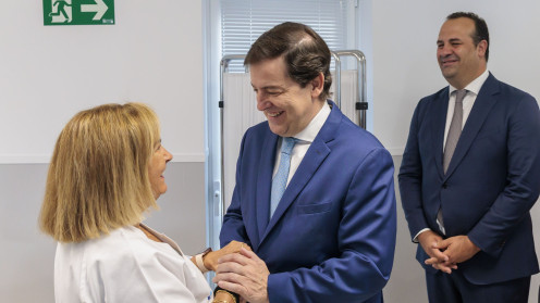 El Presidente de la Junta de Castilla y León, Alfonso Fernández Mañueco durante su visita al Centro de Salud.