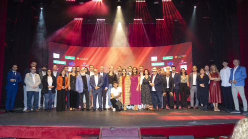 Foto de familia de los trabajadores y participantes en la gala de esRadio el 30 de septiembre