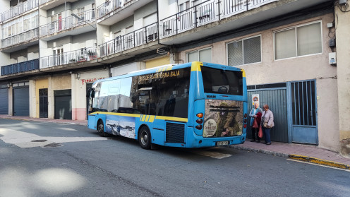 El autobús municipal de Béjar circulando por las calles de la ciudad
