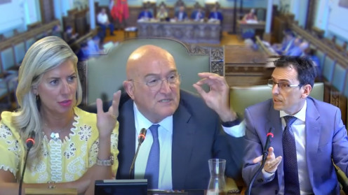 El alcalde Jesús Julio Carnero interrumpe el pleno visiblemente alterado tras la polémica intervención del portavoz del PSOE. Izquierda, Irene Carvajal, Vox; Derecha, Pedro Herrero, PSOE