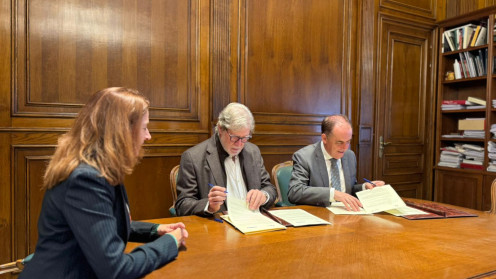 El presidente de FOES, Santiago Aparicio, y el presidente de la Diputación, Benito Serrano, han firmado los convenios de colaboración.