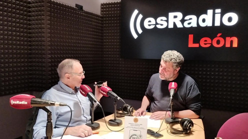 El doctor Antonio Martínez en conversación telefónica con el profesor Juan Manuel Torres, durante la entrevista en el programa Manos Arriba
